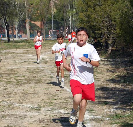 Corredores infantil en pleno esfuerzo