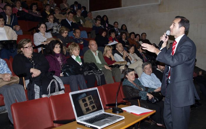 Las familias escuchan atentas a Antonio Milán