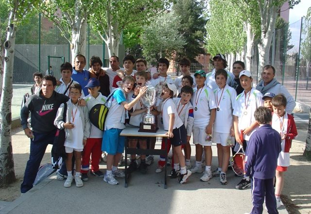 Todos los jugadores posaron al final con la copa