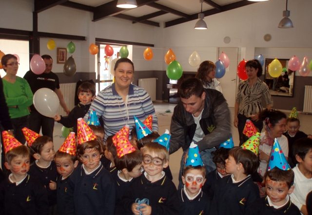 Preparando la fiesta con sus hijos