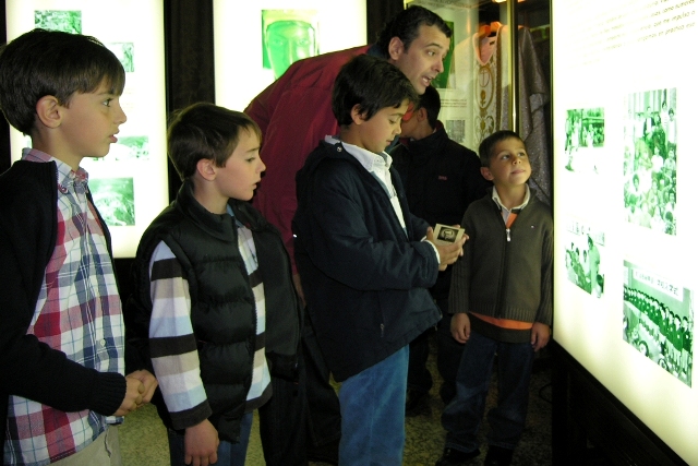 Viendo la exposición sobre la devoción a a la Virgen