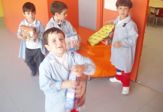 Alumnos de Infantil traen alimentos para necesitados