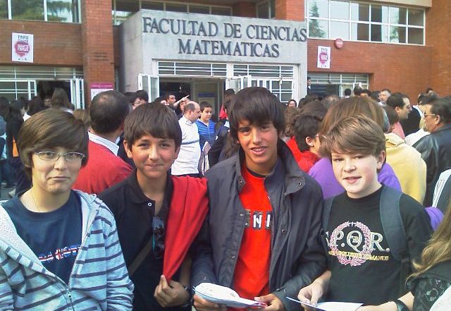 Alumnos de 2º Secundaria esperan para empezar el Concurso