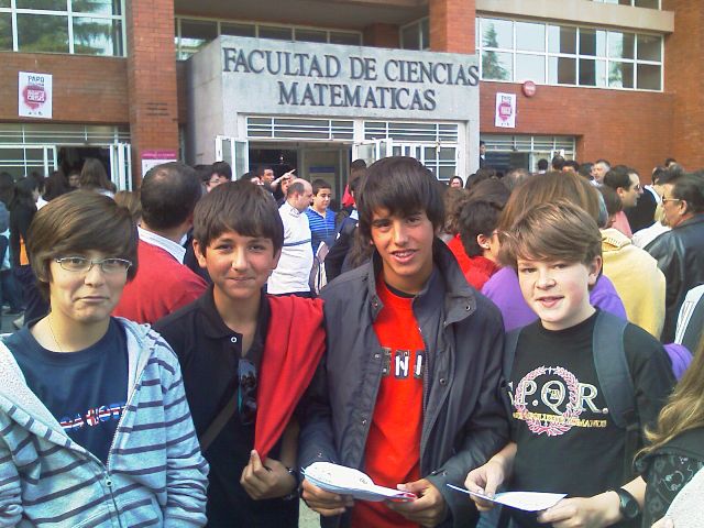 Alumnos de 2º Secundaria esperan para empezar el Concurso