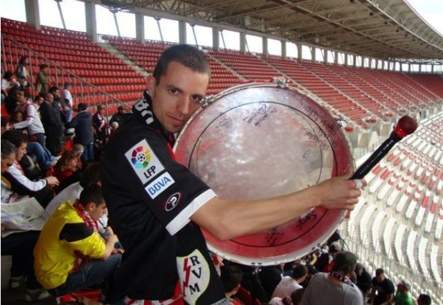 Álvaro Perales en el estadio del Rayo Vallecano