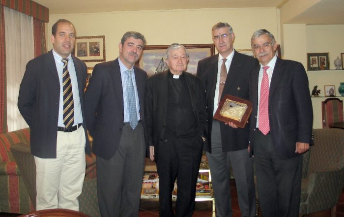 D. Maxi (segundo por la derecha) tras recibir la placa conmemorativa
