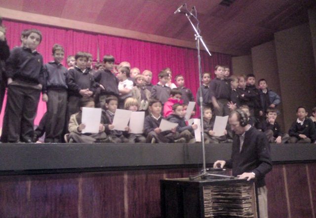 El coro durante la grabación del villancico