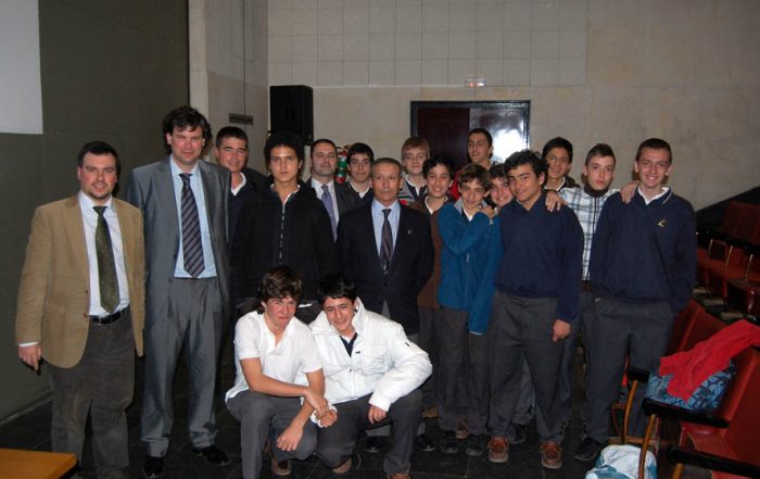Emilio Domínguez (centro detrás) con el grupo de alumnos de 3º