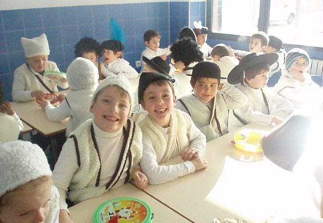 Alumnos preparándose para su actuación