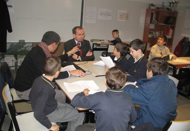 Alumnos de Primaria entrevistan al director del colegio