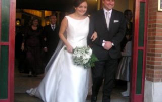 Raúl y Cristina a la salida de la boda