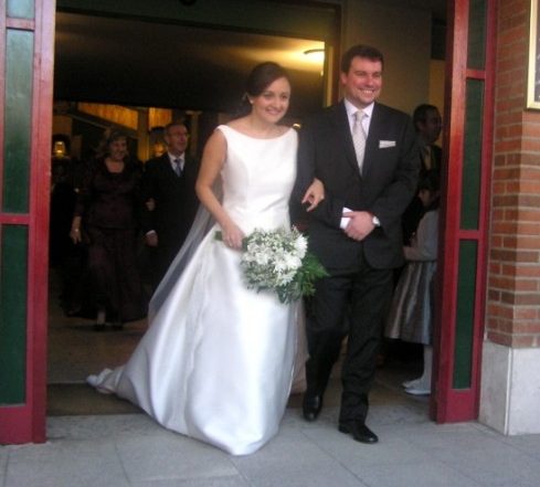 Raúl y Cristina a la salida de la boda