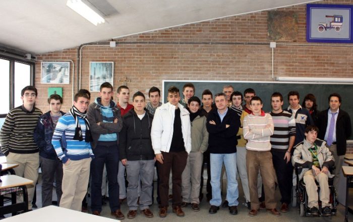 Los alumnos se fotografían al final del coloquio