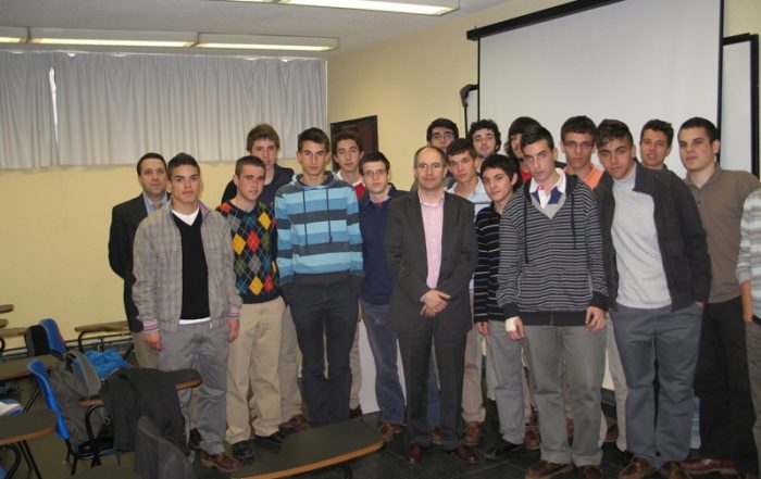 El profesional de Onda Cero se fotografió con los alumnos