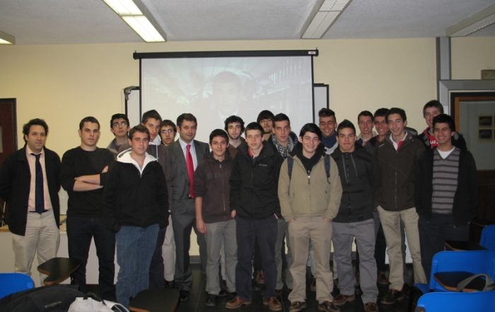 Los alumnos se fotografiaron con Julio Somoano