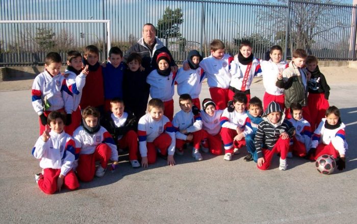 Alumnos de Primaria en el día del Aniversario con D. Álex