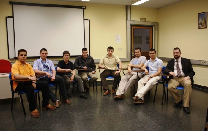 El grupo Alétheia con su profesor