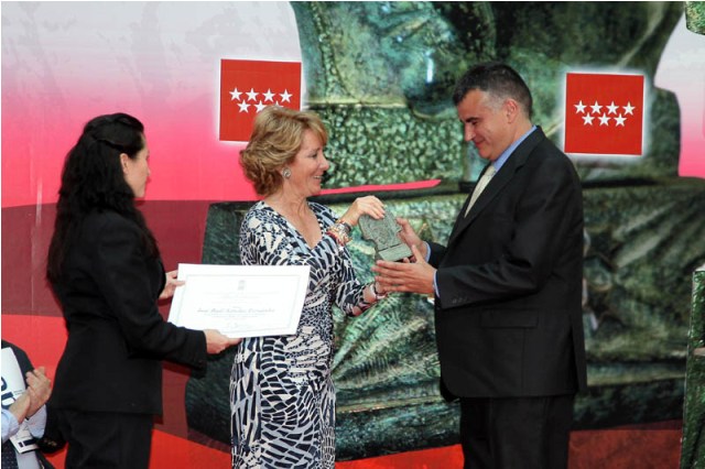 Luis Raúl Sánchez recibiendo el premio Miguel Catalá