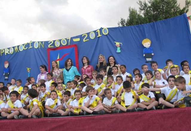 La V promoción de Infantil con sus profesoras
