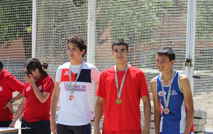 Jesús Gª León (centro), ganador de la prueba de Martillo