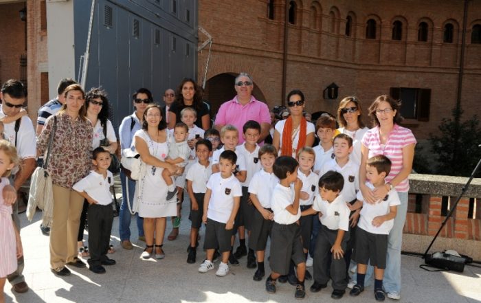 Los alumnos ofrecieron el libro que habían hecho sobre Benedicto XVI para la JMJ 2011