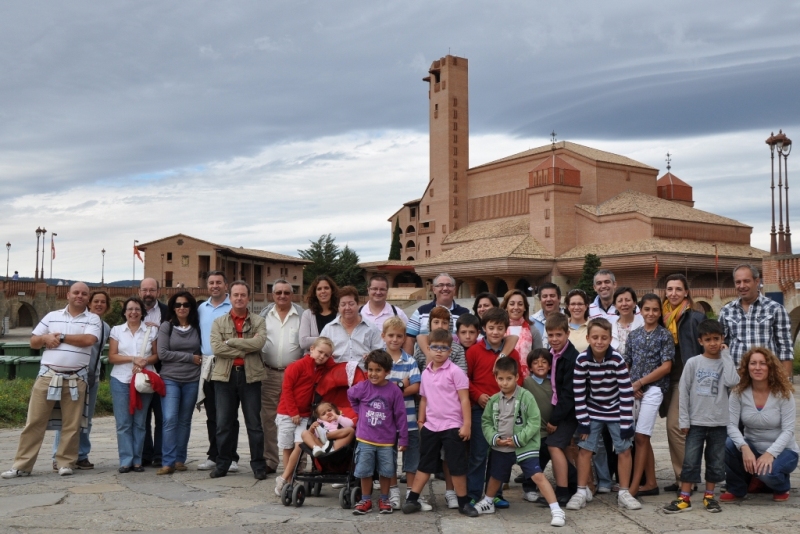 Foto de grupo en la explanada de Torreciudad