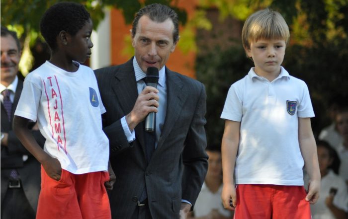 Armando Buna Sitoka (izq.) y Pablo Pan Abajo (dcha.), con Butragueño