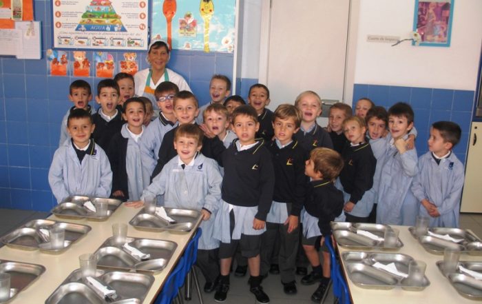 Mª José con los de 3º de Infantil en "Conoce mi colegio"