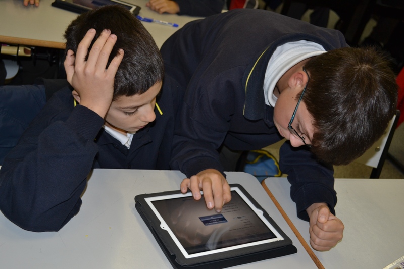 Los alumnos preparan sus trabajos en el tablet