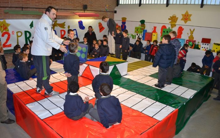 Los de 2º de Primaria jugaron al parchís antes de recoger el Belén