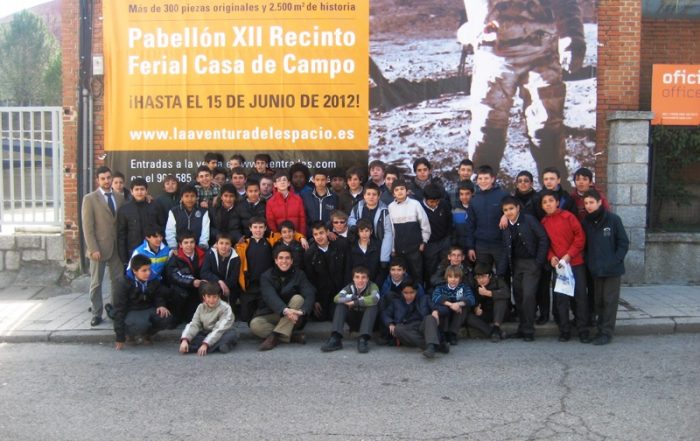 Delante de la exposición