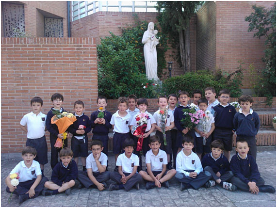 Las clases de Primaria ponen cada día un ramo de flores a los pies de la Virgen