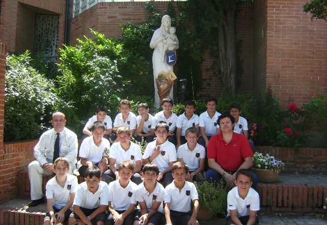 El alevín de fútbol ofrece la copa de la liga a la Virgen