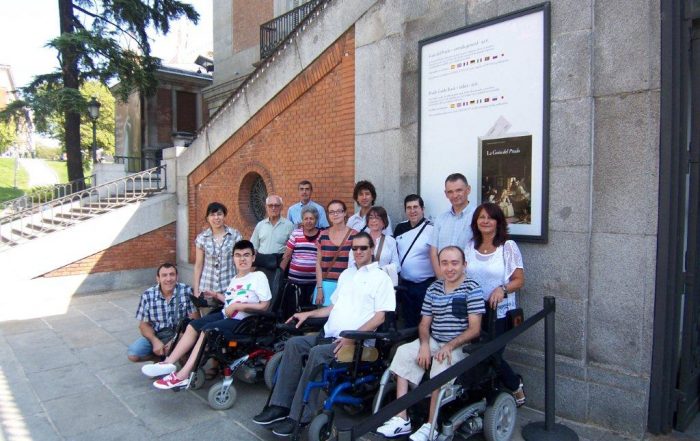 Arturo Cañamares (de pie, el segundo de la derecha) con los socios de ASEM