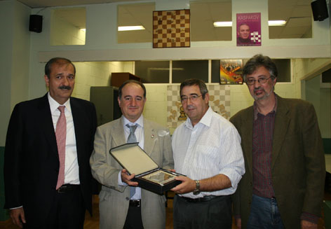 Momento de la entrega de la placa