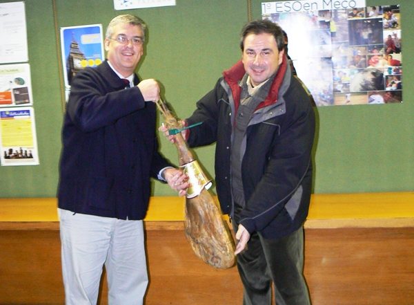 Tomás recoge el premio del Belén ganador