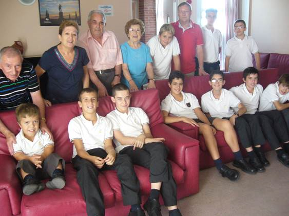 Alumnos de Secundaria en residencia tercer edad del barrio