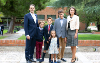 Familia celebrando Primera Comunión