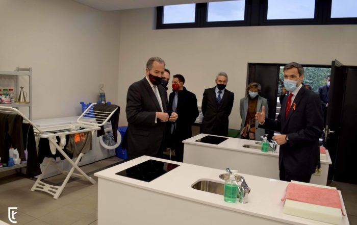 Enrique Ossorio Consejero Educación Madrid reunido con familias de Tajamar y Los Tilos