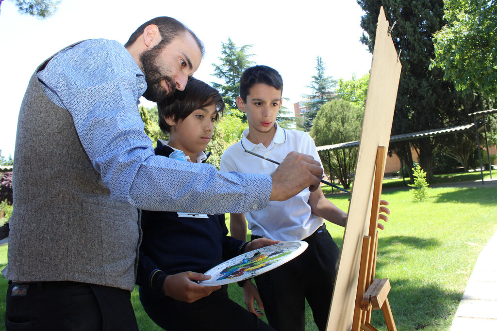 Actvidad de pintura en colegio concertado de Vallecas (Madrid)