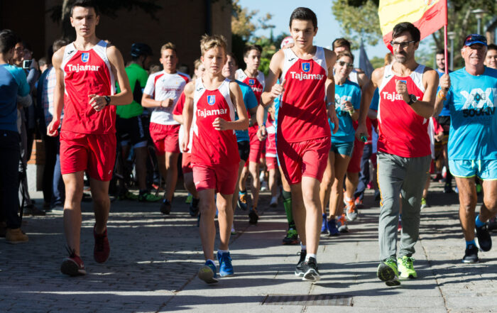 Jesús Abad y dos atletas de Tajamar con Jesús Á. García Bragado en la salida de 500 km 2016