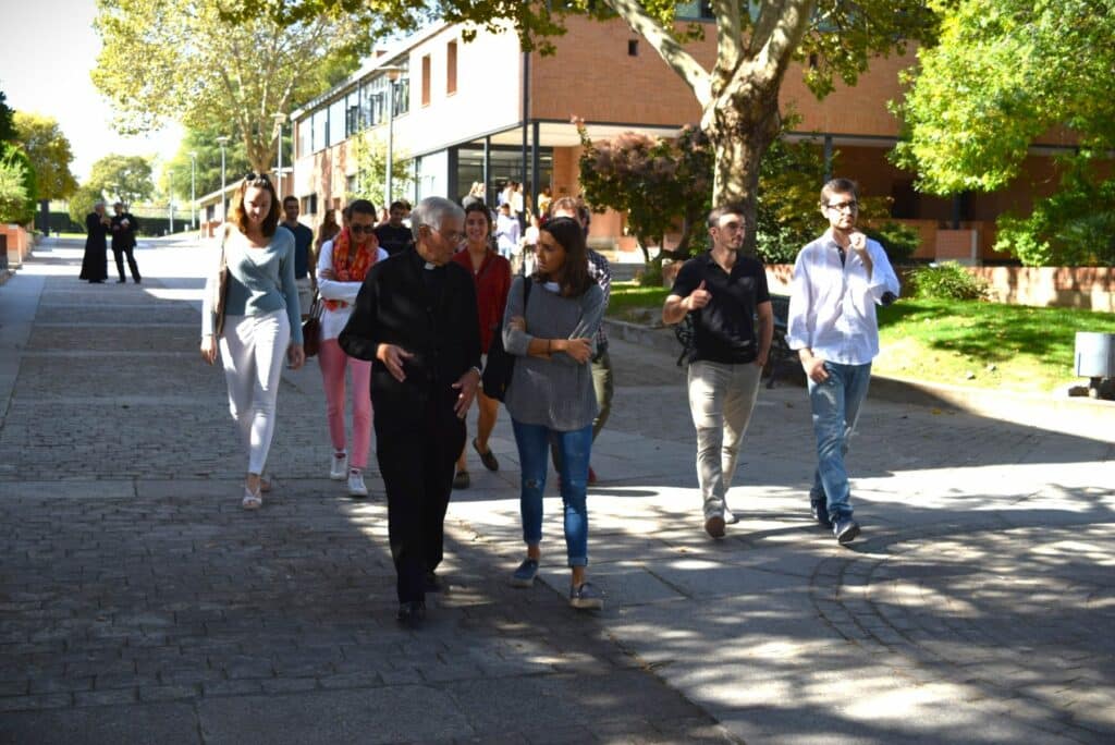 Don César Ortiz-Echagüe pasea por Tajamar con alumnos de Arquitectura