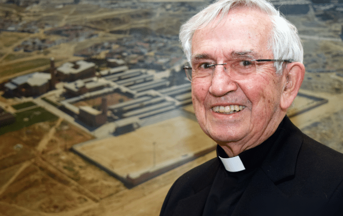 Don César Ortiz-Echagüe delante de la fotografía aérea de Tajamar